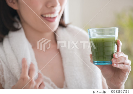 野菜ジュースを飲む若い日本人女性 39889735