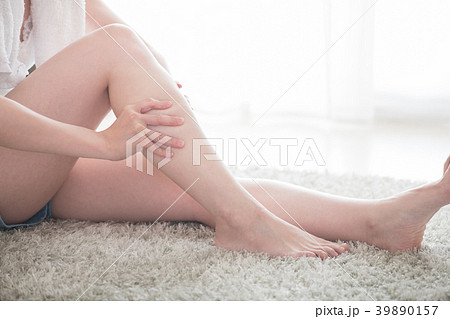 フットマッサージをする若い日本人女性 フットマッサージをする若い日本人女性 39890157