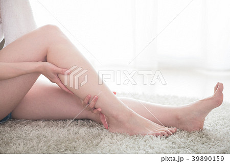 フットマッサージをする若い日本人女性 フットマッサージをする若い日本人女性 39890159