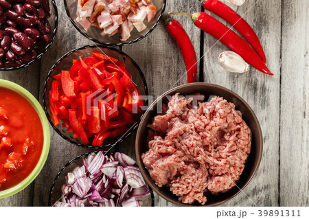 Ingredients ready for preparing chili con carne 39891311