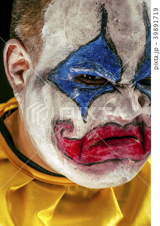 Horrible clown closeup 39891719