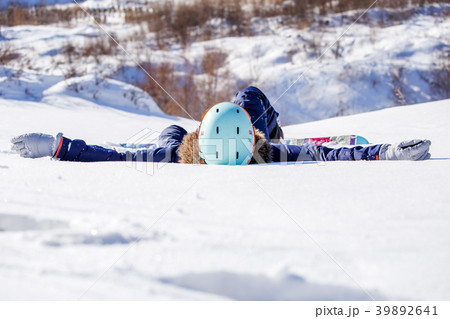 Photo of sporty woman with snowboard lying 39892641