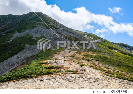 秋の常念岳登山(常念乗越から常念岳を望む) 秋の常念岳登山(常念乗越から常念岳を望む) 39892909