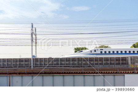 鉄橋を疾走する新幹線 39893660