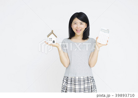 家と電卓を持つ女性　ライフスタイル 39893710