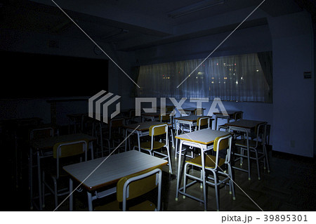 教室 夜 深夜 防犯 巡回 学校 教育 学習 塾 高校の写真素材