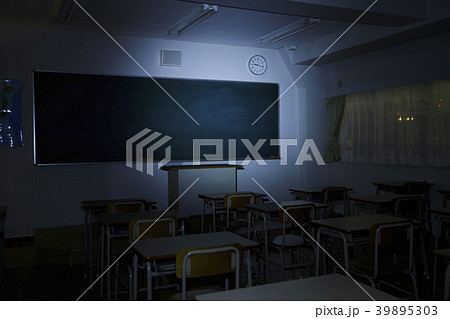 教室 夜 深夜 防犯 巡回 学校 教育 学習 塾 高校 教室 夜 深夜 防犯 巡回 学校 教育 学習 塾 高校 39895303