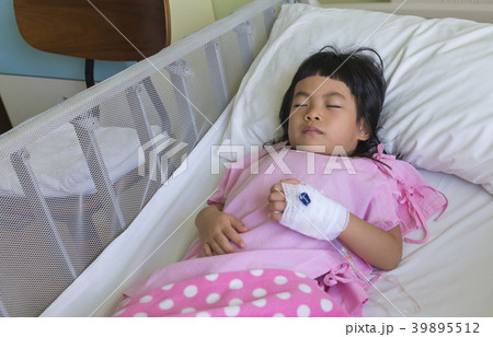 Asian little girl sleeping in hospital bed 39895512