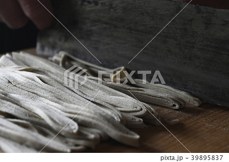 蕎麦打ち　ソバ打ち　蕎麦　ソバ　そば　和食　食べ物　フード　そば粉　穀物　麺類　趣味　シニア　男性 39895837
