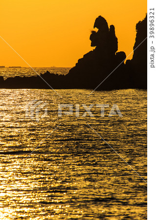 式見海岸トンビ岩（ゴジラ岩）の夕陽　ながさきサンセットロード　【長崎県長崎市式見町】 39896321