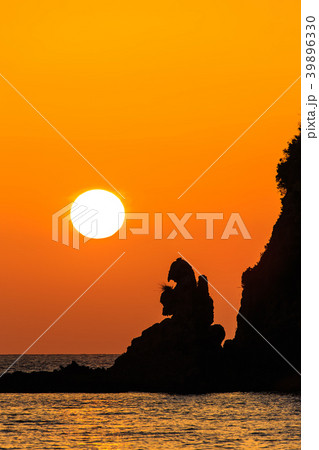式見海岸トンビ岩（ゴジラ岩）の夕陽　ながさきサンセットロード　【長崎県長崎市式見町】 39896330