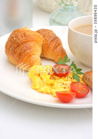 スクランブルエッグとクロワッサンの朝食 39896430