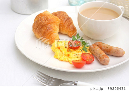 スクランブルエッグとクロワッサンの朝食 39896431