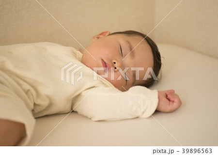 お昼寝をする赤ちゃん お昼寝をする赤ちゃん 39896563