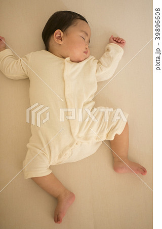 お昼寝をする赤ちゃん お昼寝をする赤ちゃん 39896608