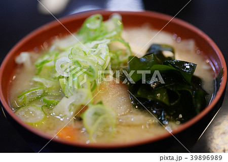 あら汁 アラ汁 味噌汁 汁物 ワカメ 海産 ネギ 魚 ニンジン 和食 漁師 港 健康食 塩分 味噌の写真素材 3969