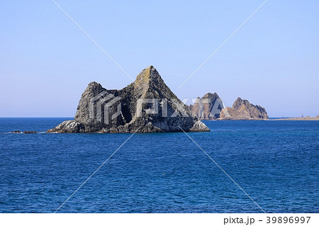 神恵内村の窓岩と遠目にジュウボウ岬 39896997