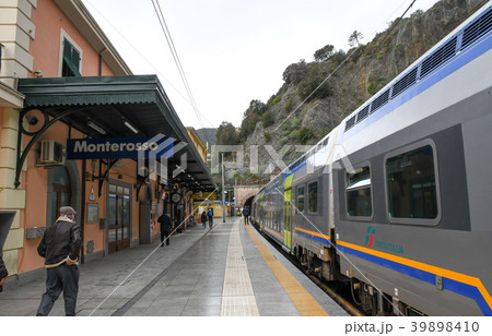 チンクエ・テッレ（イタリア・リグーリア州）　モンテロッソ駅と列車 39898410