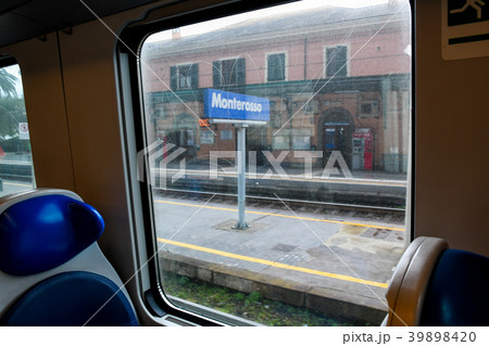 チンクエ・テッレ（イタリア・リグーリア州）　モンテロッソ駅を出発する列車 39898420