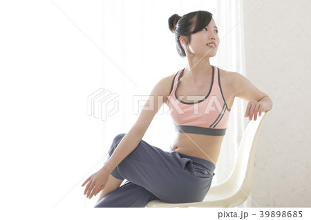 エクササイズをする女性 39898685