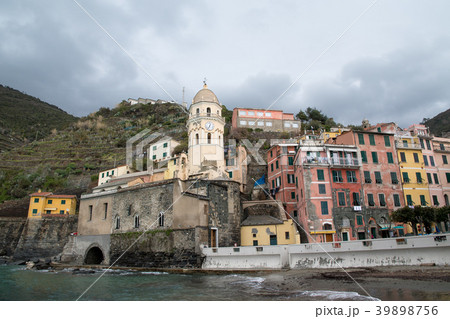 チンクエ・テッレ（イタリア・リグーリア州）　ヴェルナッツァの街並み 39898756