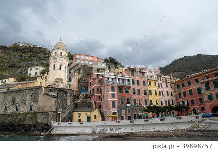 チンクエ・テッレ（イタリア・リグーリア州）　ヴェルナッツァの街並み 39898757