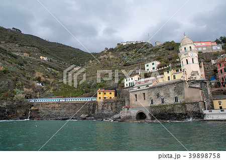 チンクエ・テッレ（イタリア・リグーリア州）　ヴェルナッツァのサン・マルゲリータ教会と列車とぶどう畑 39898758