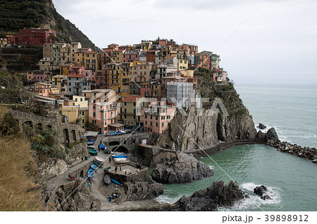 チンクエ・テッレ(イタリア・リグーリア州) 曇りの日のマナローラ チンクエ・テッレ(イタリア・リグーリア州) 曇りの日のマナローラ 39898912