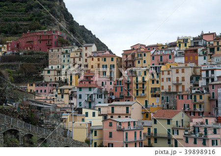 チンクエ テッレ イタリア リグーリア州 マナローラのカラフルな家並みの写真素材 3916