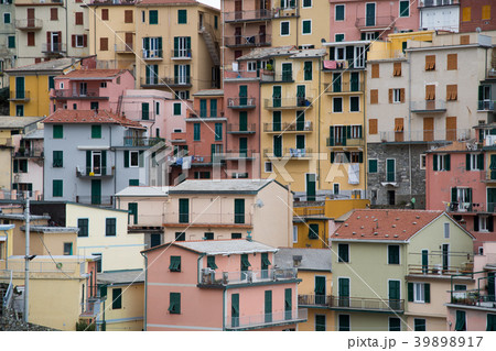 チンクエ・テッレ（イタリア・リグーリア州）　マナローラのカラフルな家並み 39898917