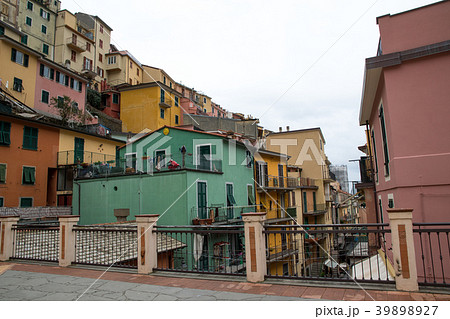 チンクエ・テッレ(イタリア・リグーリア州) マナローラのカラフルな家並み チンクエ・テッレ(イタリア・リグーリア州) マナローラのカラフルな家並み 39898927