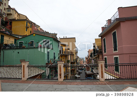 チンクエ・テッレ（イタリア・リグーリア州）　マナローラのカラフルな家並み 39898928
