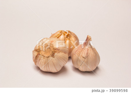 Garlic isolated 39899598