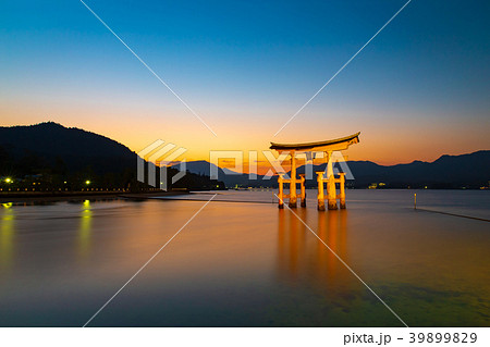 厳島神社の大鳥居（スローシャッター、リフレクション）の写真素材 [39899829] - PIXTA