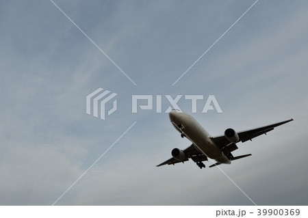 着陸寸前の飛行機 着陸寸前の飛行機 39900369