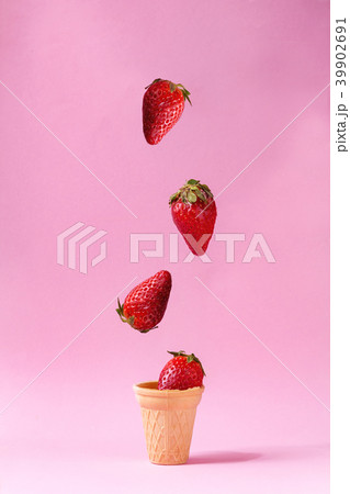Strawberries in waffle cup 39902691
