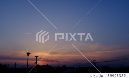 夕暮れに飛行機雲 夕暮れに飛行機雲 39903326
