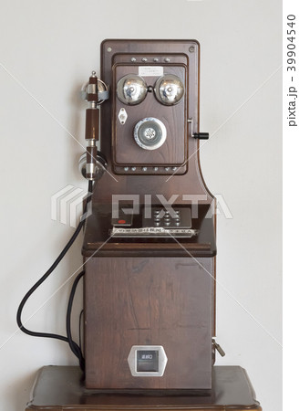 昔の壁掛電話機 昔の壁掛電話機 39904540