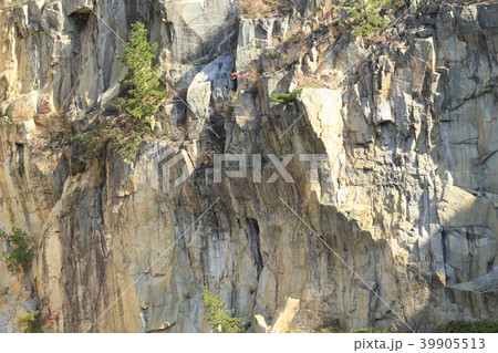 荒い岩肌 39905513