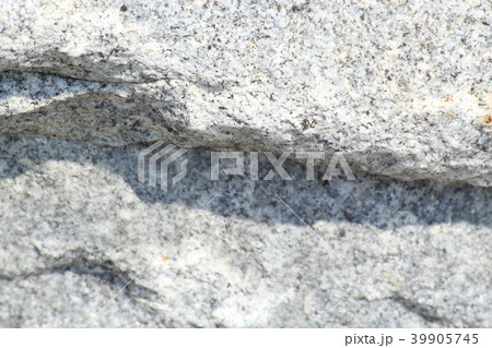 荒い岩肌 荒い岩肌 39905745