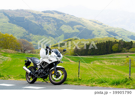 春のバイクツーリング 高原の牧草地と若葉茂る山の峰 b 春のバイクツーリング 高原の牧草地と若葉茂る山の峰 b 39905790