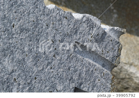 荒い岩肌 荒い岩肌 39905792