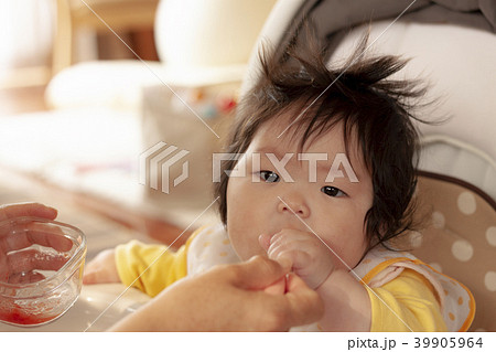 離乳食を食べる赤ちゃん 39905964