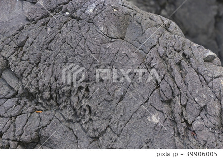 荒い岩肌 39906005