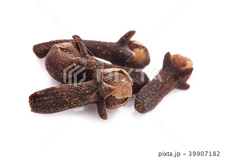 dry cloves on white background 39907182