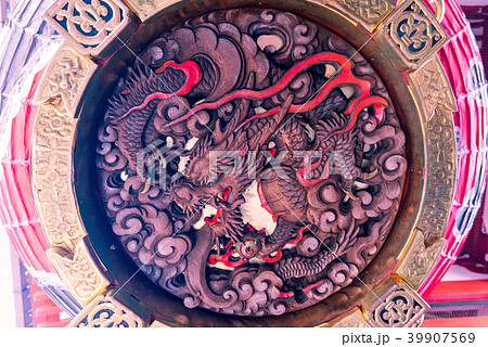 浅草浅草寺雷門提灯底の龍の彫刻の写真素材