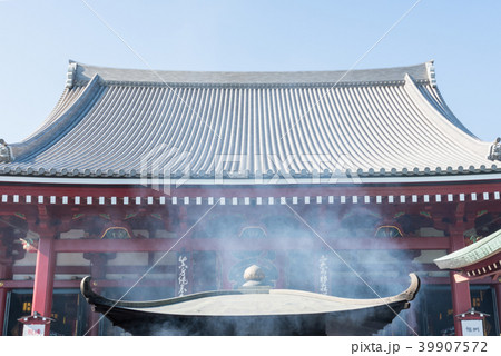 浅草浅草寺本堂と線香の煙の写真素材