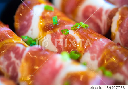 Raw kurobuta pork slices, for yakiniku Raw kurobuta pork slices, for yakiniku 39907778