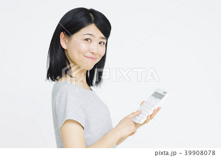 電卓を持つ女性 ライフスタイル 電卓を持つ女性 ライフスタイル 39908078