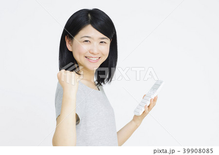 電卓を持つ女性　ライフスタイル 39908085